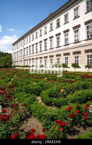 Salisburgo, AT – 7 giugno 2023 Vista del Palazzo e dei giardini Mirabell, costruito nel 1606 dal principe-arcivescovo Wolf Dietrich per la sua amata Salome Alt. Foto Stock