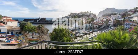 Isola di Madeira Portogallo - 04 21 2023: Vista panoramica sulla baia di Câmara do Lobos e il porto, un piccolo villaggio turistico di pescatori, viale principale di fronte alla se Foto Stock