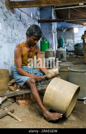 Un uomo che produce utensili in ottone Anda ad Anupparpalayam a Tiruppur Tirupur, Tamil Nadu, India meridionale, India, Asia Foto Stock