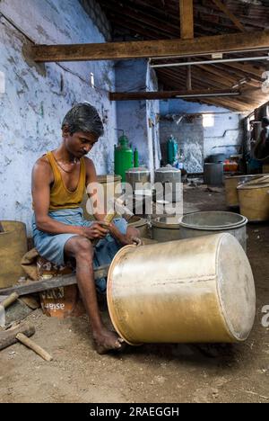 Un uomo che produce utensili in ottone Anda ad Anupparpalayam a Tiruppur Tirupur, Tamil Nadu, India meridionale, India, Asia Foto Stock