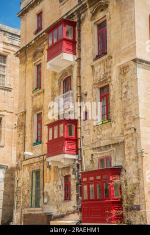 Edificio storico con tradizionali finestre in oriel a la Valletta, Malta Foto Stock