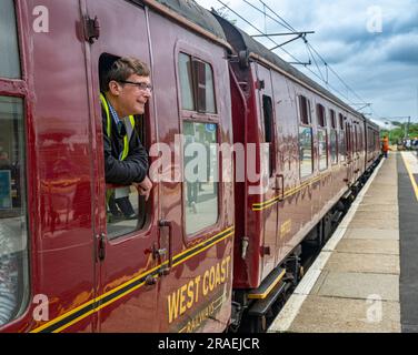 Ritratto della guardia del treno a vapore Flying Scotsman nella stazione di Grantham mentre viaggia da Londra Kings Cross a Edimburgo come parte della celebrazione del centenario Foto Stock