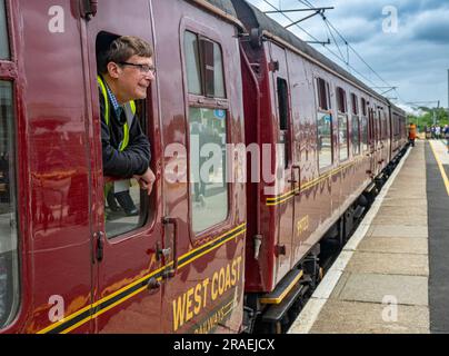 Ritratto della guardia del treno a vapore Flying Scotsman nella stazione di Grantham mentre viaggia da Londra Kings Cross a Edimburgo come parte della celebrazione del centenario Foto Stock