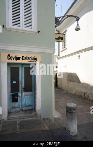 Capodistria, Slovenia. 2 luglio 2023. vista esterna di un vecchio negozio artigianale di calzolai nel centro della città Foto Stock