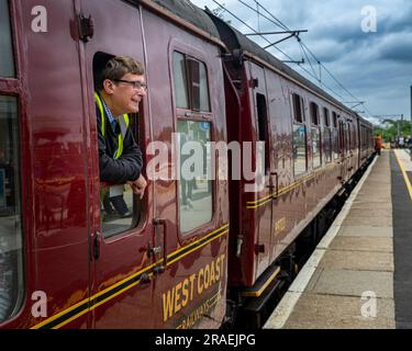 Ritratto della guardia del treno a vapore Flying Scotsman nella stazione di Grantham mentre viaggia da Londra Kings Cross a Edimburgo come parte della celebrazione del centenario Foto Stock