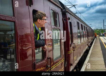 Ritratto della guardia del treno a vapore Flying Scotsman nella stazione di Grantham mentre viaggia da Londra Kings Cross a Edimburgo come parte della celebrazione del centenario Foto Stock