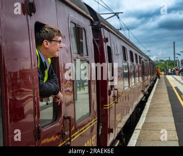 Ritratto della guardia del treno a vapore Flying Scotsman nella stazione di Grantham mentre viaggia da Londra Kings Cross a Edimburgo come parte della celebrazione del centenario Foto Stock