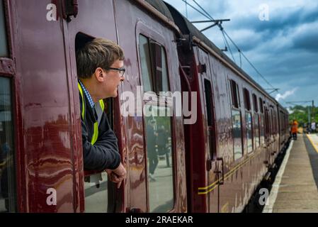 Ritratto della guardia del treno a vapore Flying Scotsman nella stazione di Grantham mentre viaggia da Londra Kings Cross a Edimburgo come parte della celebrazione del centenario Foto Stock