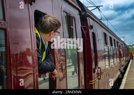 Ritratto della guardia del treno a vapore Flying Scotsman nella stazione di Grantham mentre viaggia da Londra Kings Cross a Edimburgo come parte della celebrazione del centenario Foto Stock