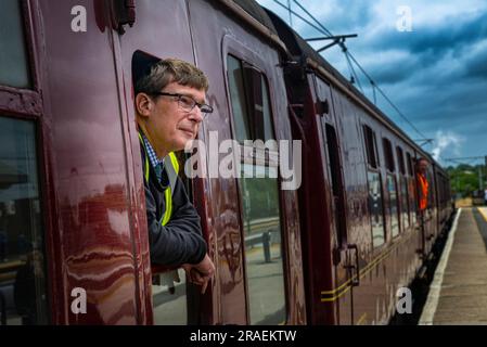 Ritratto della guardia del treno a vapore Flying Scotsman nella stazione di Grantham mentre viaggia da Londra Kings Cross a Edimburgo come parte della celebrazione del centenario Foto Stock