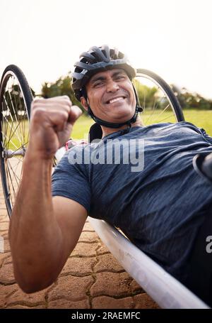 Ritratto, ciclismo e uomo vincitore con disabilità per celebrare il successo di una competizione sportiva. Esercizio fisico, sorriso e motivazione con un giovane maschio Foto Stock