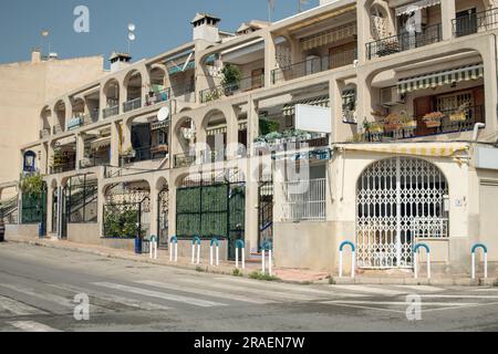 Molte case luminose da vicino in una città turistica in Spagna. Foto di alta qualità Foto Stock