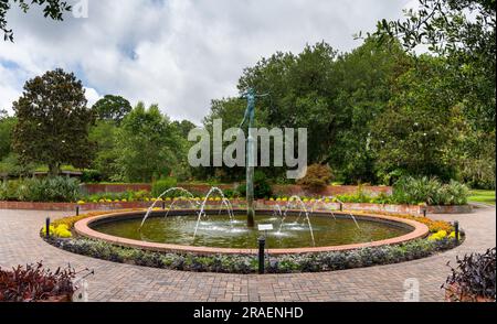 Murrells Inlet, Stati Uniti - 21 giugno 2023: Statua di Diana of the Chase e Diana Pool nei Brookgreen Gardens Foto Stock