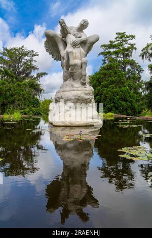 Murrells Inlet, Stati Uniti - 21 giugno 2023: Statua di Pegasus e piscina nei Brookgreen Gardens Foto Stock