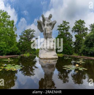 Murrells Inlet, Stati Uniti - 21 giugno 2023: Statua di Pegasus e piscina nei Brookgreen Gardens Foto Stock