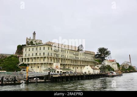 Avvicinarsi al penitenziario federale di Alcatraz a bordo di una Alcatraz City Cruises in barca turistica Hornblower San Francisco California USA Foto Stock