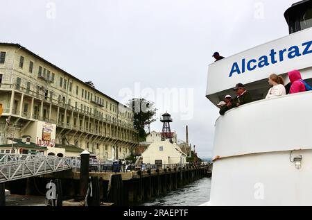 Avvicinarsi al penitenziario federale di Alcatraz a bordo di una Alcatraz City Cruises in barca turistica Hornblower San Francisco California USA Foto Stock