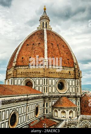 Basilica di Santa Maria del Fiore (Duomo), Firenze, Italia, Europa. Vista verticale della cupola della cattedrale di Santa Maria dei Fiori, antica architettura di Firenze Foto Stock