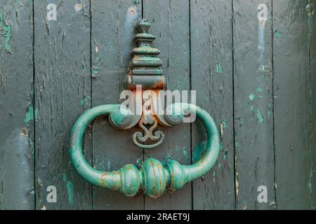 Vecchio anello in ferro arrugginito per porta in legno, Bretagna, Francia Foto Stock