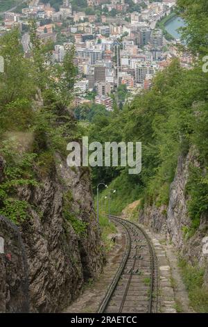 Vista di Lugano, Svizzera dalla funicolare che vi porta dal Paradiso alla vetta del Monte San Salvatore Foto Stock