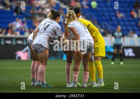 Harrison, Stati Uniti. 2 luglio 2023. Harrison, New Jersey, 2 luglio 2023: I difensori di Angel City si riuniscono prima del calcio d'inizio della partita della National Womens Soccer League tra Gotham FC e Angel City FC alla Red Bull Arena di Harrison, Stati Uniti (SOLO USO EDITORIALE). (Rebekah Wynkoop/SPP) credito: SPP Sport Press Photo. /Alamy Live News Foto Stock