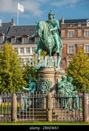 Copenaghen, Danimarca - 15 settembre 2010: Primo piano frontale, gruppo di statue in bronzo verde del re Cristiano V su Kongens Nytorv sotto il cielo blu. Foto Stock