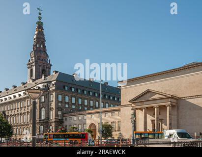 Copenaghen, Danimarca - 15 settembre 2010: Palazzo di Christiansborg sotto il suo alto campanile con decorazioni dorate e adiacente chiesa di palazzo sotto blu Foto Stock