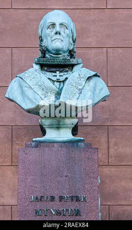 Copenaghen, Danimarca - 15 settembre 2010: Busto di Jacob Peter Mynster statua in bronzo fuori VOR Frue, Madonna, chiesa, primo piano. Foto Stock