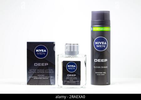 Berlino, Germania - 30 giugno 2023: Gel per la rasatura Deep Clean NIVEA Men e lozione dopobarba su sfondo bianco Foto Stock