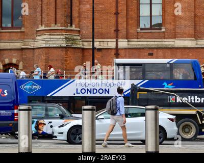 Londra, Regno Unito - giugno 2023: Autobus turistico scoperto a due piani Gray Line Hop-On Hop-Off. Bloccato in un ingorgo fuori dalla stazione di St Pancras. Foto Stock