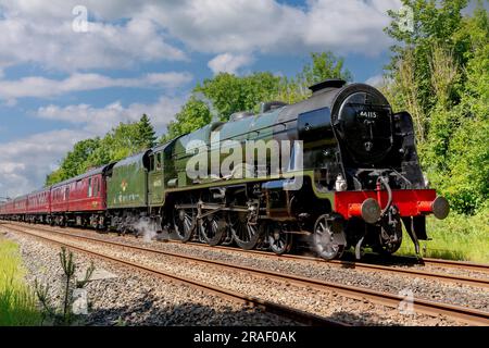 Treno a vapore LMS Royal Scot Class 6115 Scots Guardsman visto correre sulla Carlisle principale per stabilirsi. Vapore e fumo creano un'atmosfera. Foto Stock