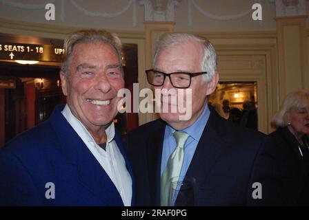 Dottore Who Dr attori, John Levene & Richard Franklin, alla scoperta di una targa blu in ricordo di Jon Pertwee, New Wimbledon Theatre, 2016 Foto Stock