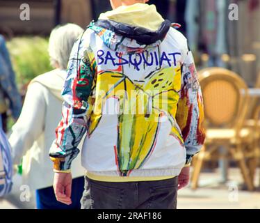 hoodie with Basquiat è stato un artista americano che ha raggiunto il successo durante gli anni '1980 come parte del movimento neoespressionista Foto Stock