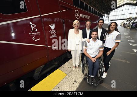 Parigi, Francia. 3 luglio 2023. Il CEO di Eurostar Gwendoline Cazenave, il CEO di BOIC/COIB Cedric Van Branteghem, il leader della delegazione paralimpica belga Olek Kazimirowski, il belga Joachim Gerard e l'atleta Camille Laus posa per il fotografo durante una conferenza stampa della società ferroviaria Eurostar Group, lunedì 03 luglio 2023 a Parigi. Nel 2024 il gruppo Eurostar trasporterà le squadre olimpiche e paralimpiche dal Belgio, dal Regno Unito e dai Paesi Bassi ai Giochi olimpici di Parigi. BELGA PHOTO ERIC LALMAND Credit: Belga News Agency/Alamy Live News Foto Stock