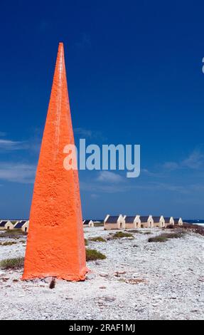 Ex capanne degli schiavi, schiavi rossi e obelisco rosso, Bonaire, Antille olandesi, Caraibi Foto Stock