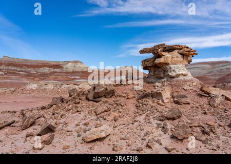 Un caprock di arenaria su un hoodoo di argilla nelle colline bentonite del deserto di Caineville vicino a Hanksville, Utah. Foto Stock