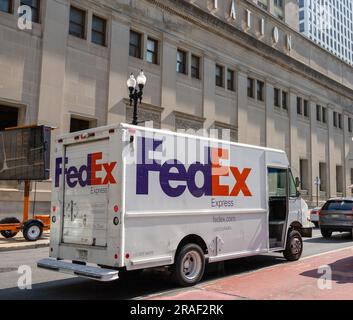 Furgone con consegna FedEx Express parcheggiato all'esterno della stazione ferroviaria Amtrak Chicago Union Station, South Canal Street, Chicago Foto Stock