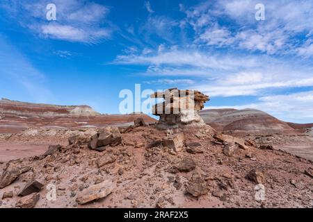 Un caprock di arenaria su un hoodoo di argilla nelle colline bentonite del deserto di Caineville vicino a Hanksville, Utah. Foto Stock