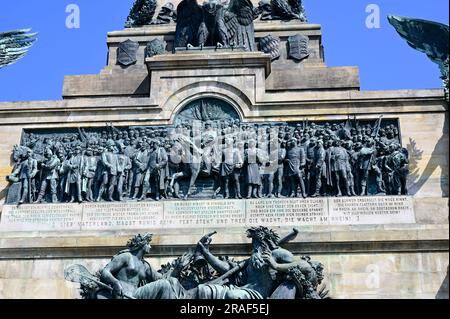 DAS Niederwalddenkmal liegt am Rand des Landschaftsparks Niederwald oberhalb der Stadt Rüdesheim am Rhein. Zu seinen Füßen befinden sich die Weinlagen Foto Stock