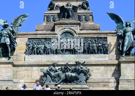 DAS Niederwalddenkmal liegt am Rand des Landschaftsparks Niederwald oberhalb der Stadt Rüdesheim am Rhein. Zu seinen Füßen befinden sich die Weinlagen Foto Stock