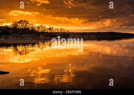 Atmosfera magica di una serata romantica; tramonto dorato sulla costa del mare. Foto di alta qualità Foto Stock