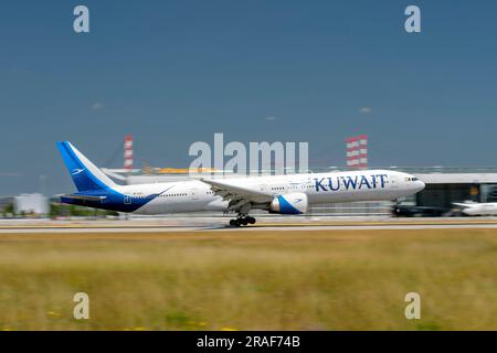 Monaco di Baviera, Germania - giugno 29. 2023 : Kuwait Airways Boeing 777-369ER con la registrazione dell'aeromobile 9K-AOC durante l'atterraggio sulla pista sud 26L di t Foto Stock