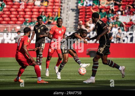 Il centrocampista giamaicano Daniel Johnson (8) invia un passaggio all'attaccante Dujuan Richards (14) durante una partita di Gold Cup contro Saint Kitts e Nevis, domenica, luglio Foto Stock