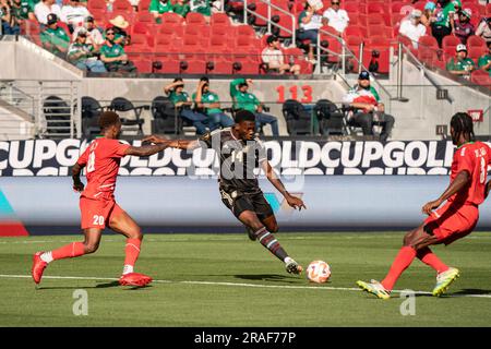 L'attaccante giamaicano Dujuan Richards (14) è difeso da Saint Kitts e Nevis Raheem Hanley (20) e dal centrocampista Yohannes Mitchum (8) durante un Gol Foto Stock