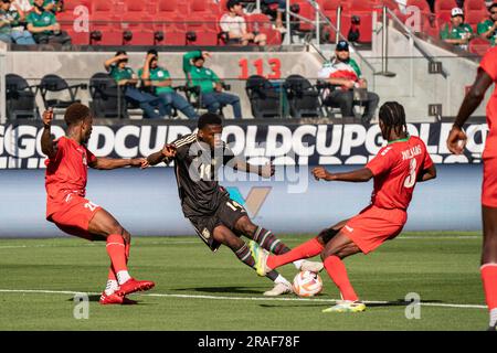 L'attaccante giamaicano Dujuan Richards (14) è difeso da Saint Kitts e Nevis Raheem Hanley (20) e dal centrocampista Yohannes Mitchum (8) durante un Gol Foto Stock