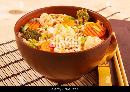 Ciotola di argilla con pasto vegetariano. Veg Noodles Foto Stock