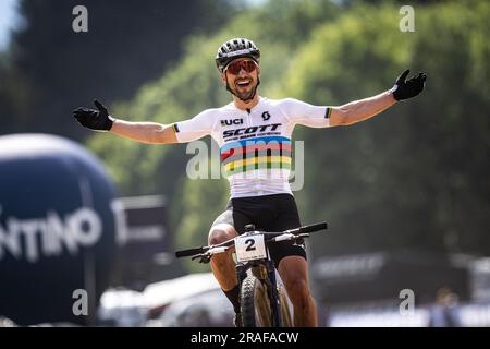 Il biker Nino Schurter vince la gara di Coppa del mondo di Cross-Country Mountain Bike UCI in Val di Sole (CTK Photo/Cerveny Michal) Foto Stock