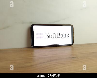 Konskie, Polonia - 1° luglio 2023: Logo SoftBank Group Corp visualizzato sullo schermo del telefono cellulare Foto Stock