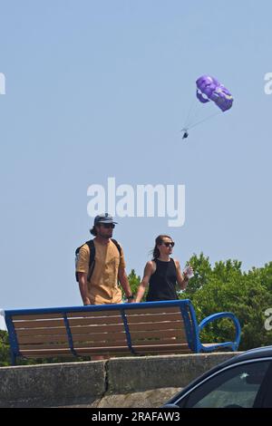 Giovani coppie che camminano sul lungomare, Cape May, New Jersey., USA Foto Stock