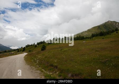 Una fantastica vista del sentiero che conduce al Lago delle Marmotte, passo del Tonale, BS, Italia Foto Stock